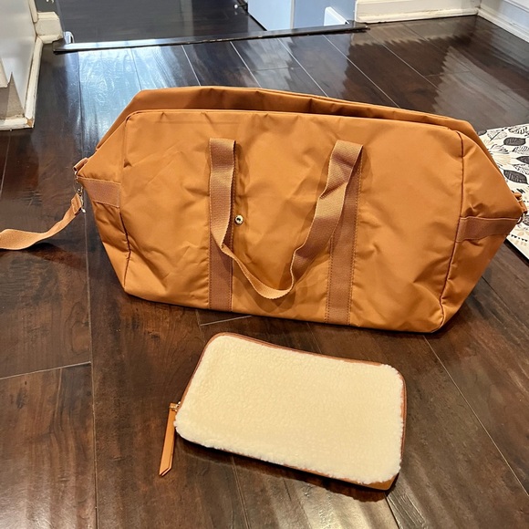 NWT Large Chic Duffle Bag - Picture 10 of 10